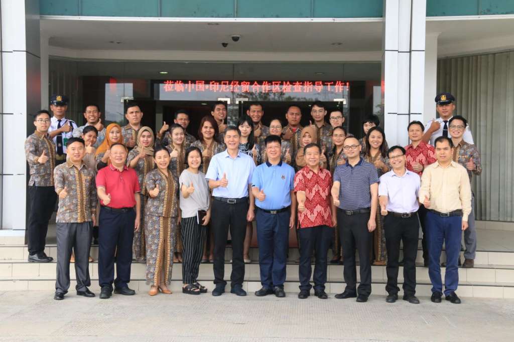 Foto bersama Ganchenghui dan semua staf zona kerjasama